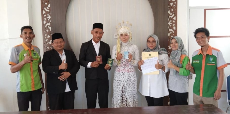Petugas UKL Dukcapil Kecamatan Lunang Berikan Dokumen Kependudukan Kepada Pengantin Baru