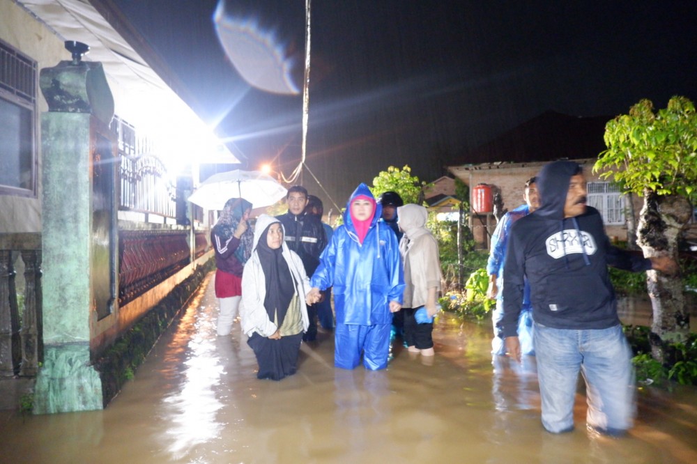 Peduli dan Hadir Langsung, Lisda Hendrajoni Bantu Warga Pesisir Selatan di Tengah Banjir Besar