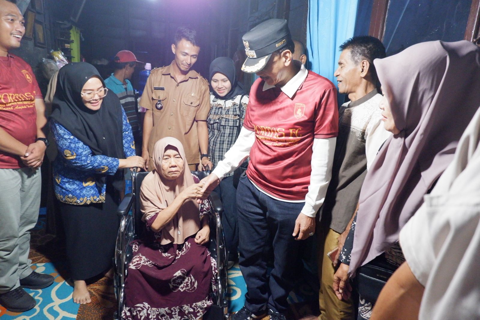 Bupati Hendrajoni Antar Langsung Bantuan Kursi Roda untuk Warga Tapan