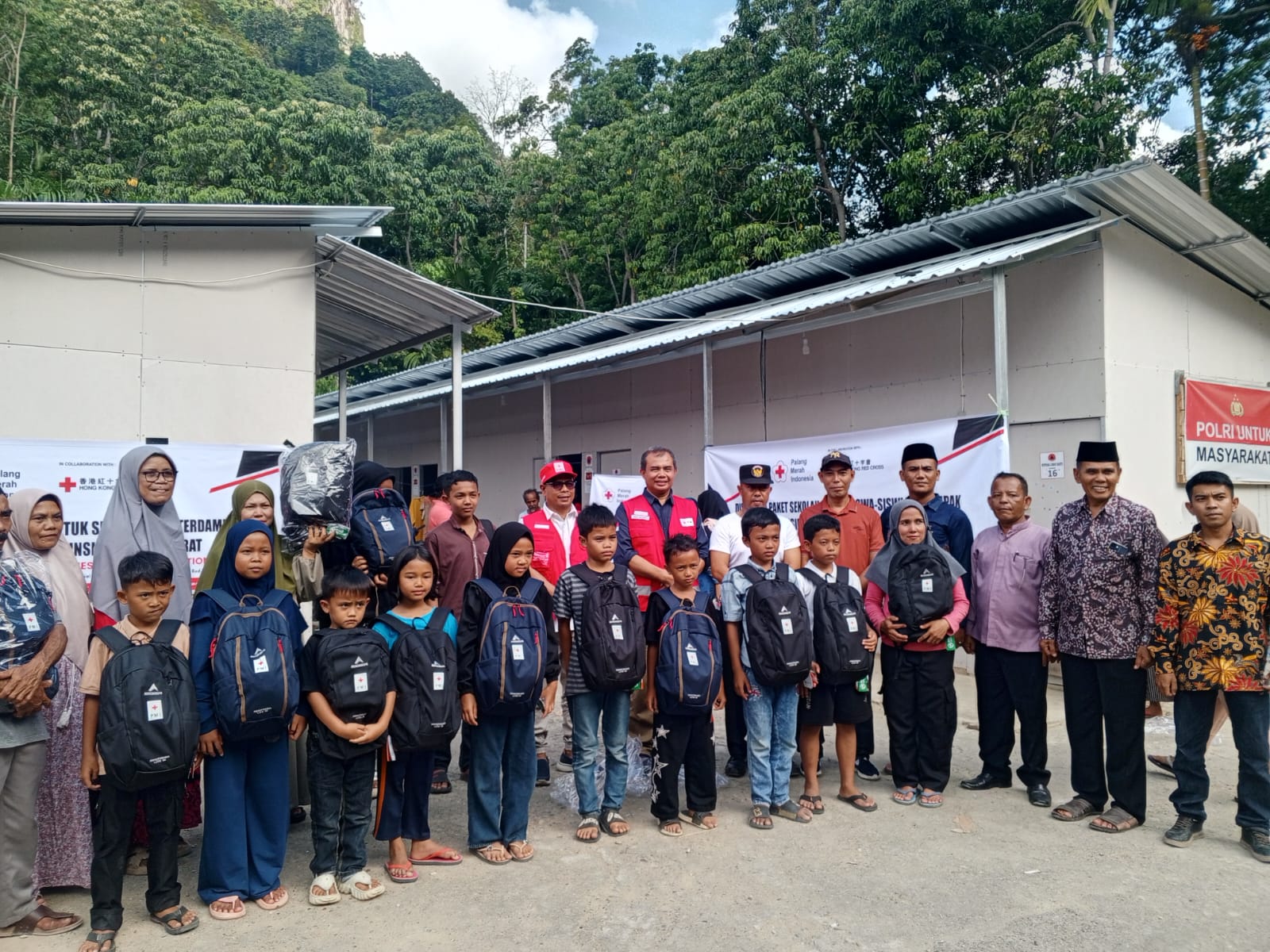 PMI Salurkan 500 Paket School KIT di Pessel, Risnaldi Dorong Anak-anak Makin Semangat Belajar