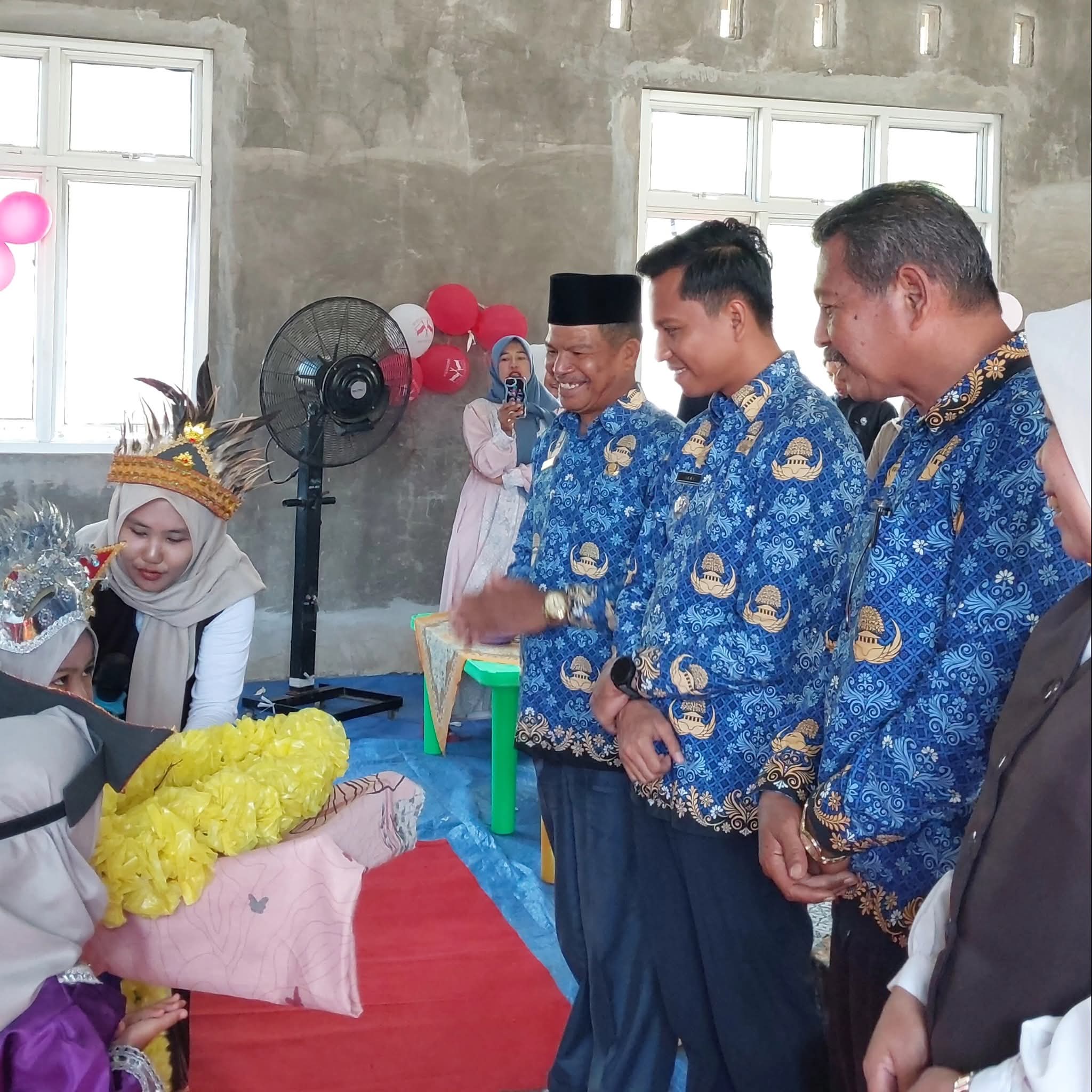 Camat Aipura Buka Pentas Seni dan Wisuda TK Kemuning Tanah Bakali Inderapura
