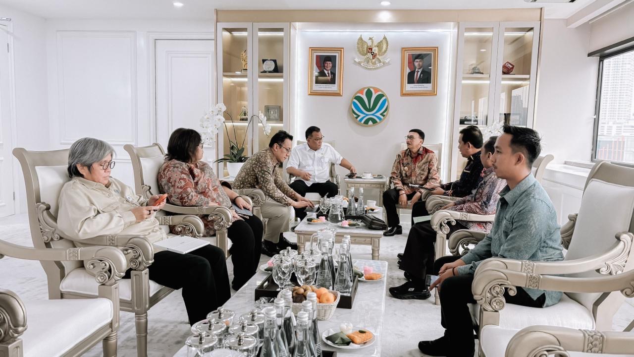 Gaet Kementerian LH, Bupati Hendrajoni Amankan Program Pendampingan Penuntasan Sampah Pessel 2029