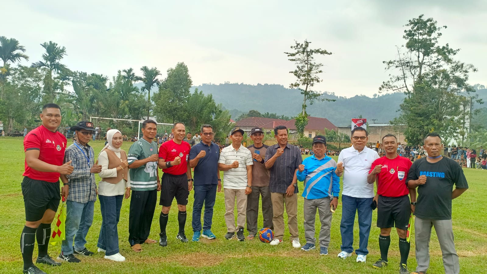 Buka Turnamen Sepakbola, Wabup Risnaldi Apresiasi Kekompakan Pemuda Ampalu Sutera
