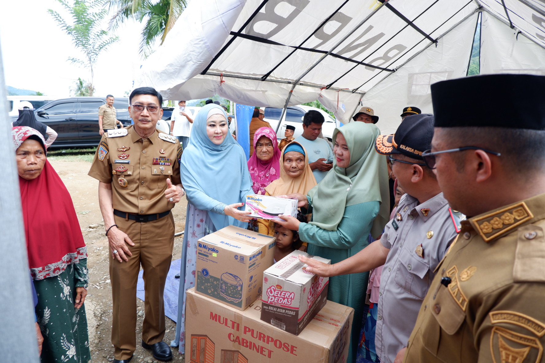 Ringankan Beban Pengungsi, Bupati Hendrajoni Bersama Lisda Hendrajoni Serahkan Bantuan untuk 83 KK di Huntara Bayang Utara