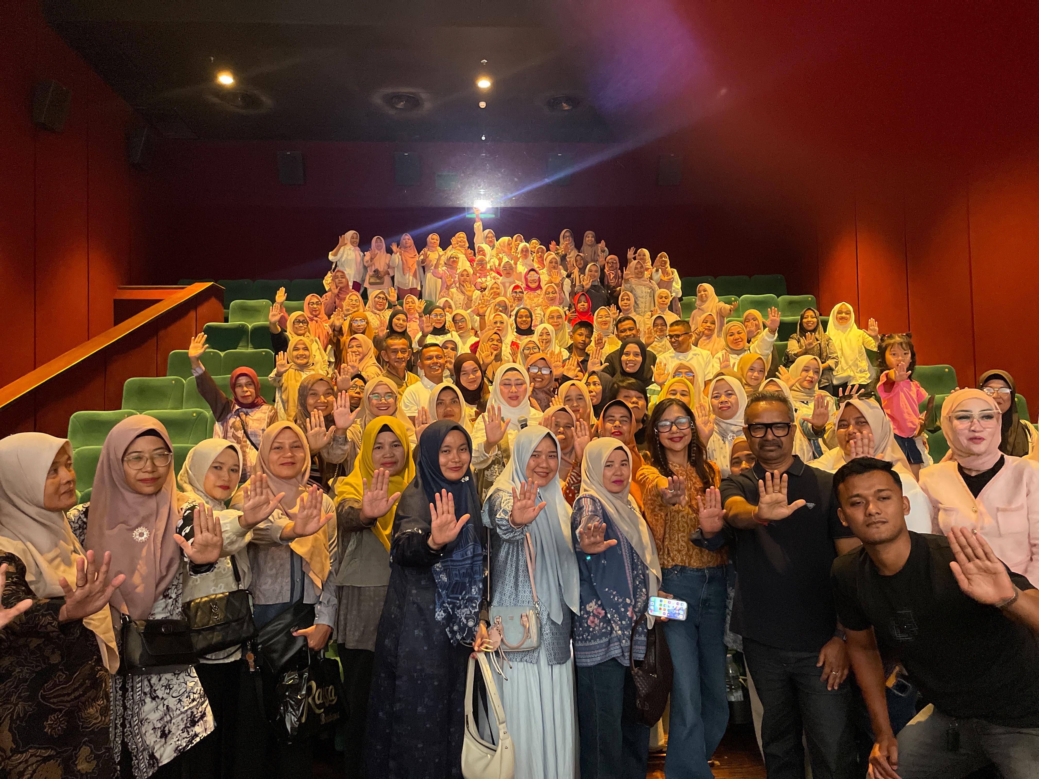 LISDA HENDRAJONI Pimpin Kampanye Anti Kekerasan, 700 Warga Ikuti Nobar "Suamiku Lukaku"
