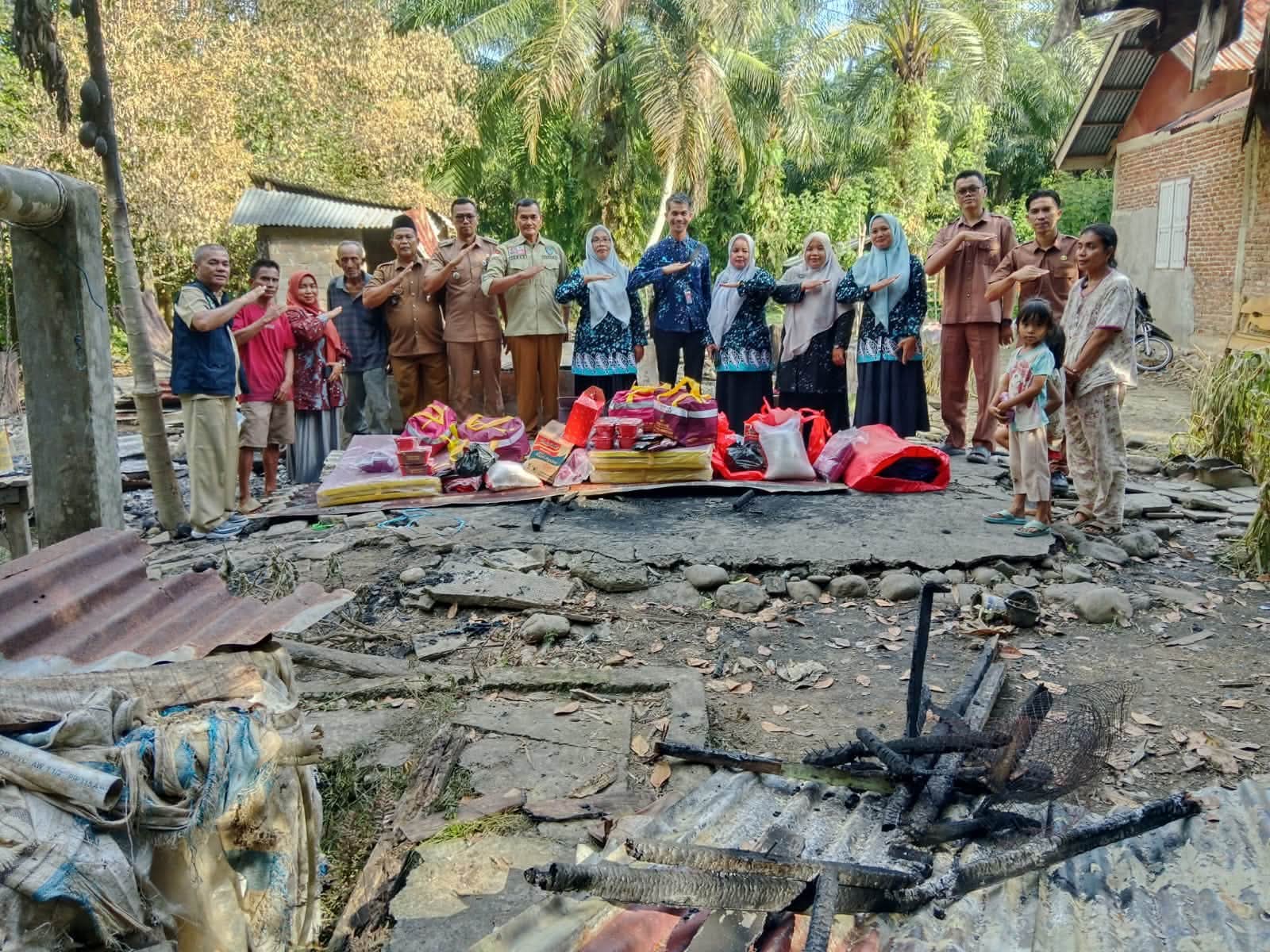 Dinas Sosial PPrPA Salurkan Bantuan Kepada Korban Kebakaran di Kampung Balarambahan Punggasan