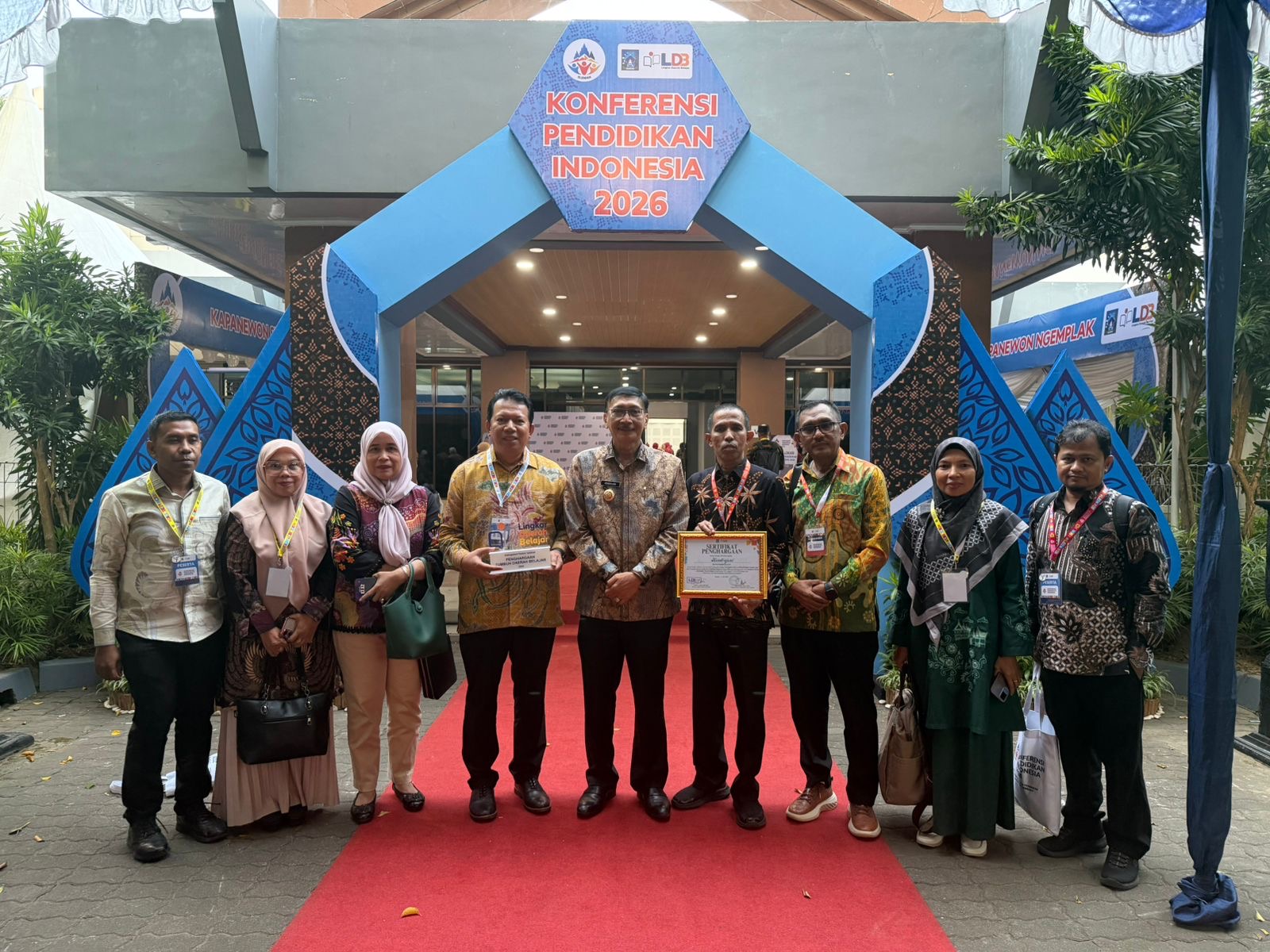 Bupati Pesisir Selatan Hendrajoni Terima Penghargaan Nasional di Konferensi Pendidikan Indonesia 2026