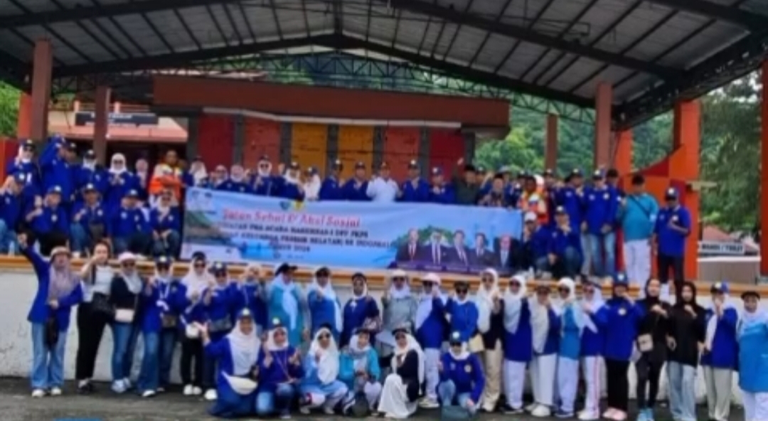 PKPS Lakukan Aksi Bersih Bersih Pantai Carocok Painan