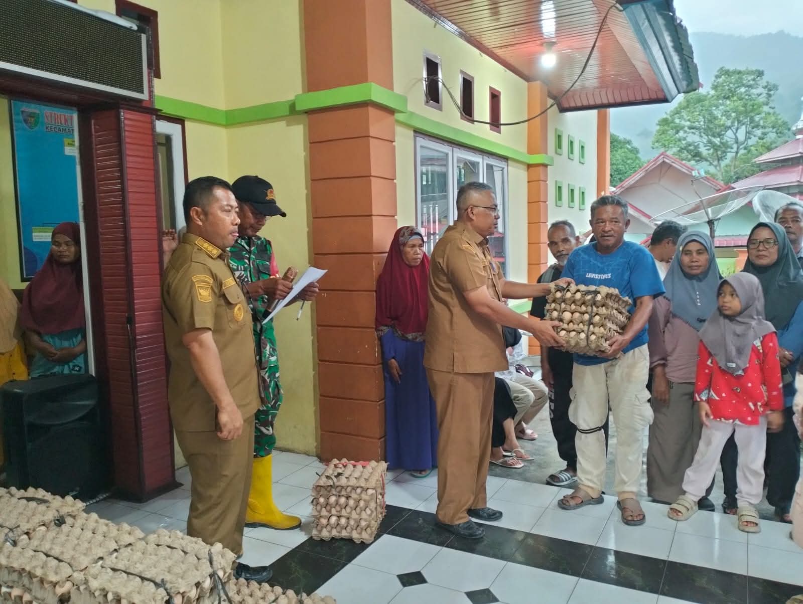 Dinas Pertanian Kabupaten Pesisir Selatan Salurkan Bantuan Telur Pada Pengungsi di Huntara Bayang Utara