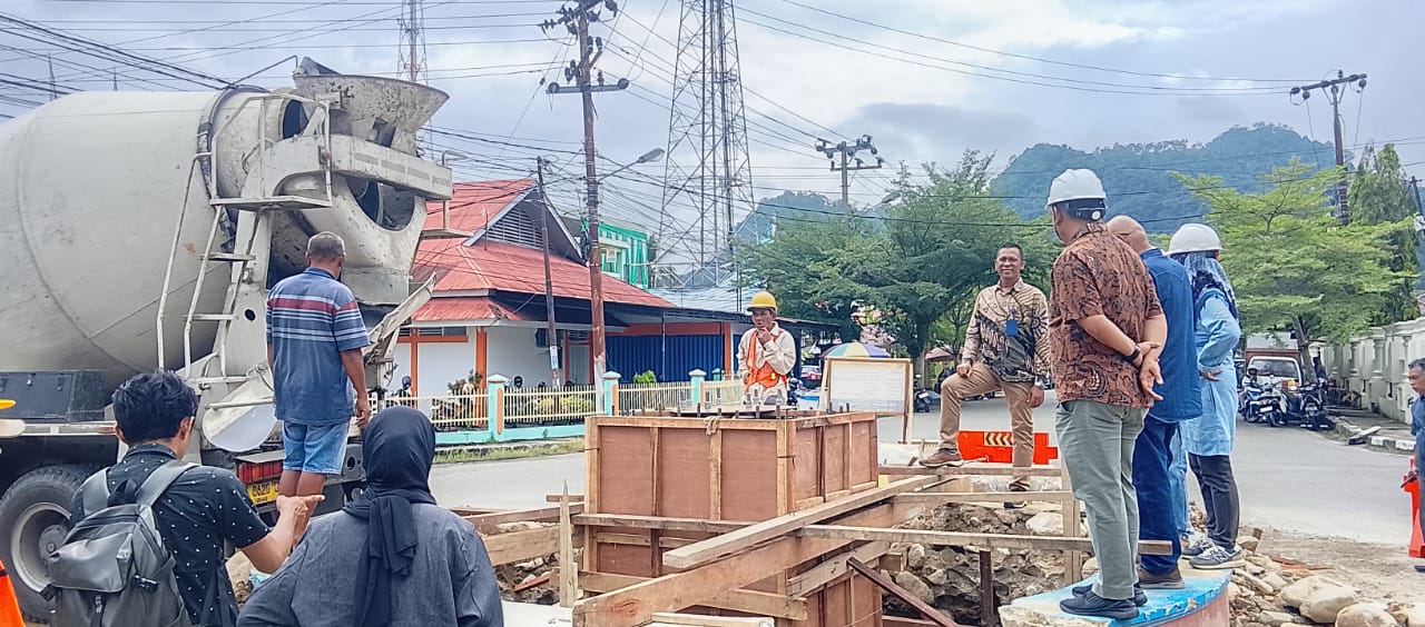 High Mast Segera Terangi Bundaran Dinas Pendidikan, Dishub Pessel Pastikan Pekerjaan Sesuai Standar