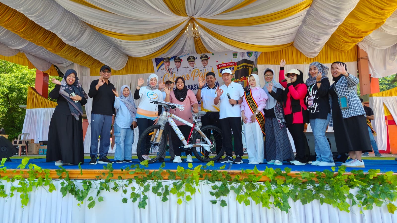 Apresiasi Wajib Pajak, Pemkab Pessel Gelar Gebyar Pajak Daerah dan Pengundian Hadiah Umroh di Pantai Carocok