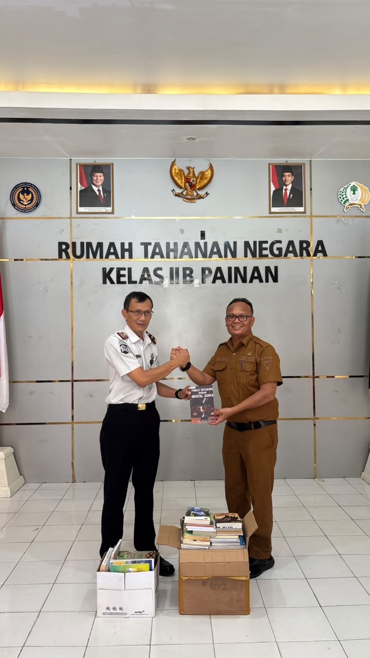 Dukung Literasi Warga Binaan, Dinas Perpustakaan Pessel Serahkan 150 Buku Wakaf ASN ke Rutan Painan