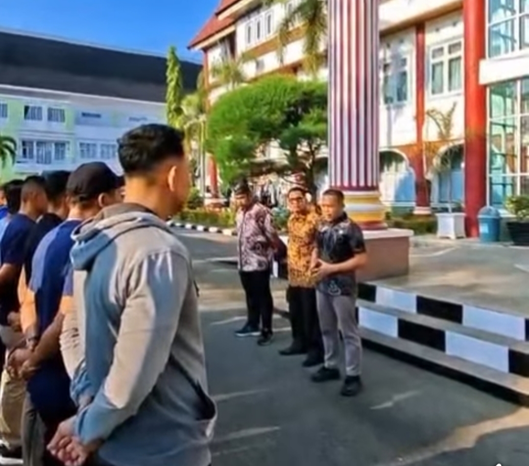 Staf Ahli Bidang Pemerintahan, Hukum dan Politik Lepas Tim Sepak Bola Pemerintah Kabupaten Pesisir Selatan ke Kejuaraan Piala Bupati Agam