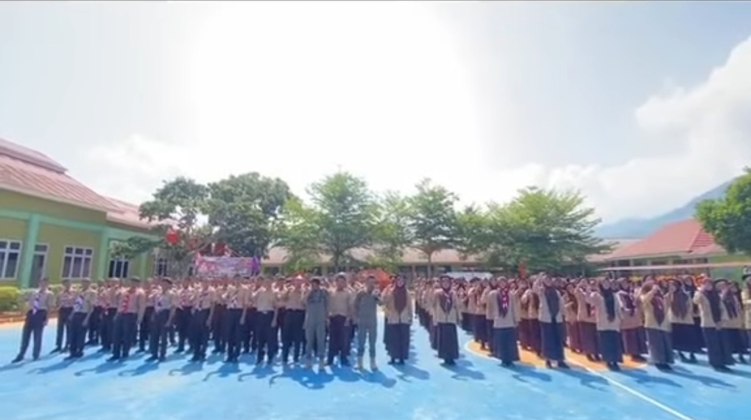 Satpol PP Berikan Materi Pencegahan Kenakalan Remaja dalam Kegiatan MPLS SMKN 1 Painan