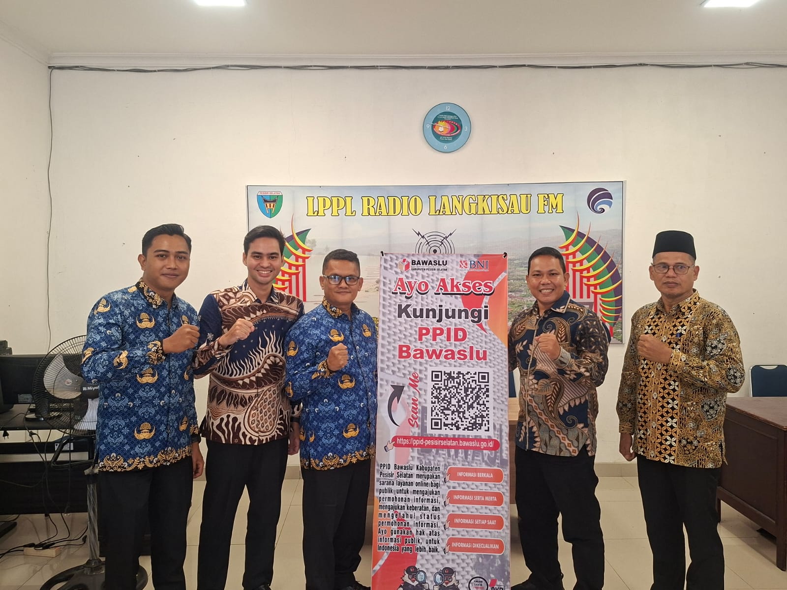Bawaslu Pessel Sebar X-Banner PPID, Permudah Masyarakat Akses Informasi Publik