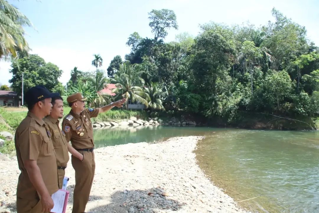 Bupati Hendrajoni Tinjau Normalisasi Sungai Batang Lengayang, Pastikan Proyek Pengendali Banjir Tepat Sasaran