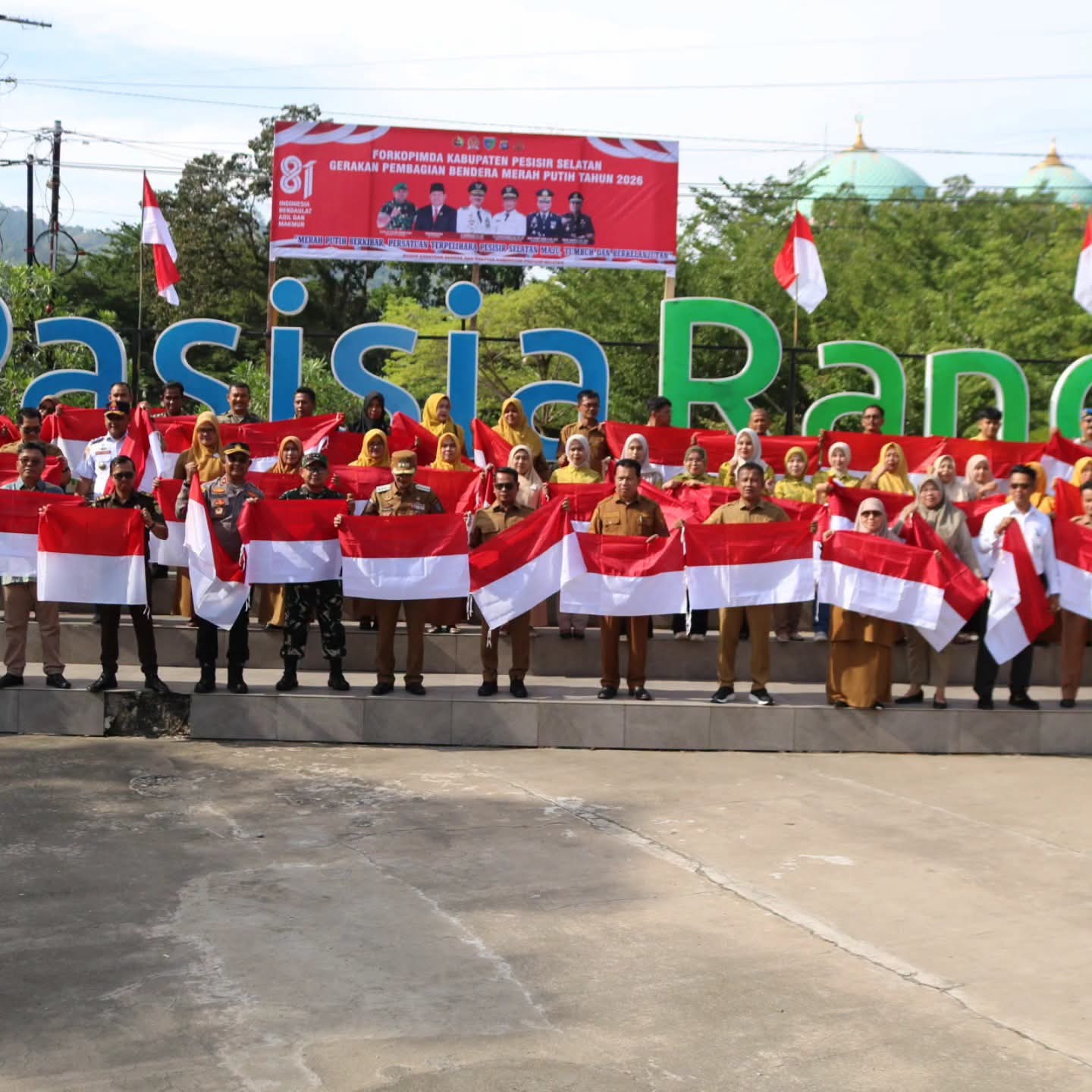 Bupati Hendrajoni Pimpin Pembagian 5.000 Bendera Merah Putih di Taman Spora