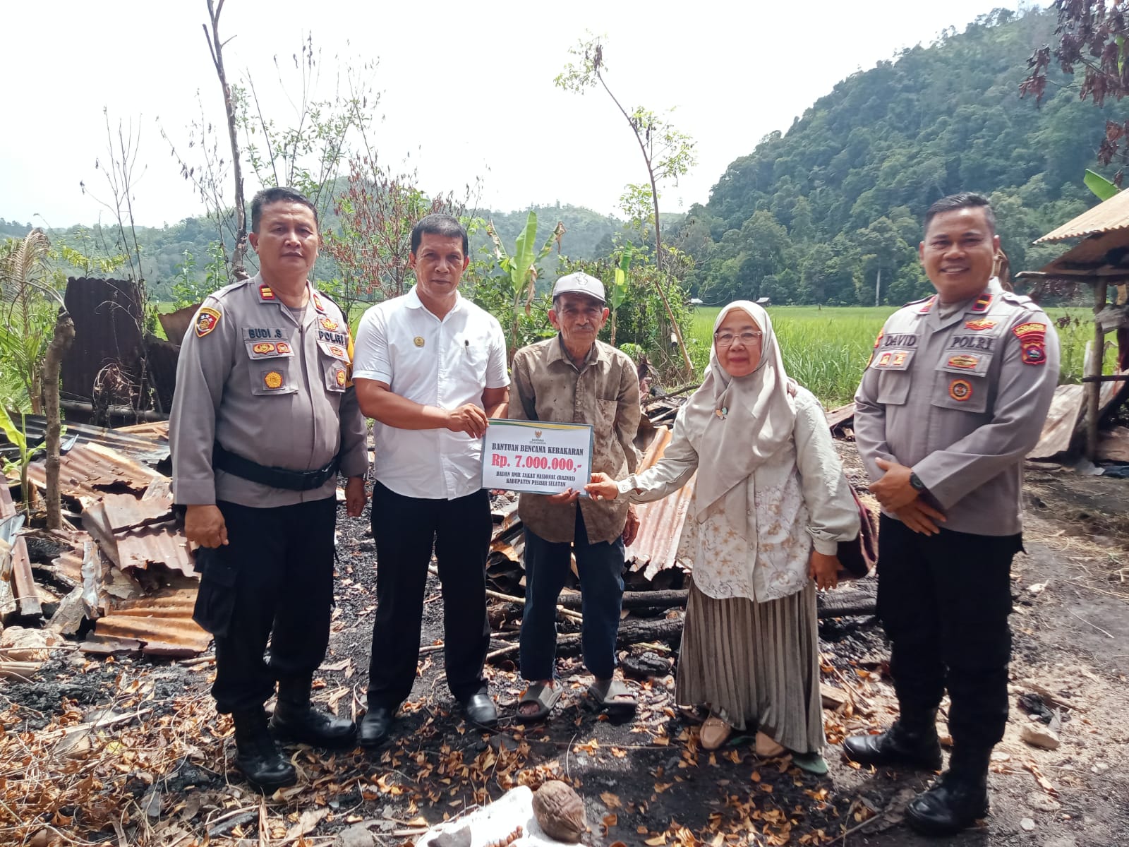Bergerak Cepat, Kapolsek IV Jurai Gandeng BAZNAS Pessel Bantu Korban Kebakaran di Salido