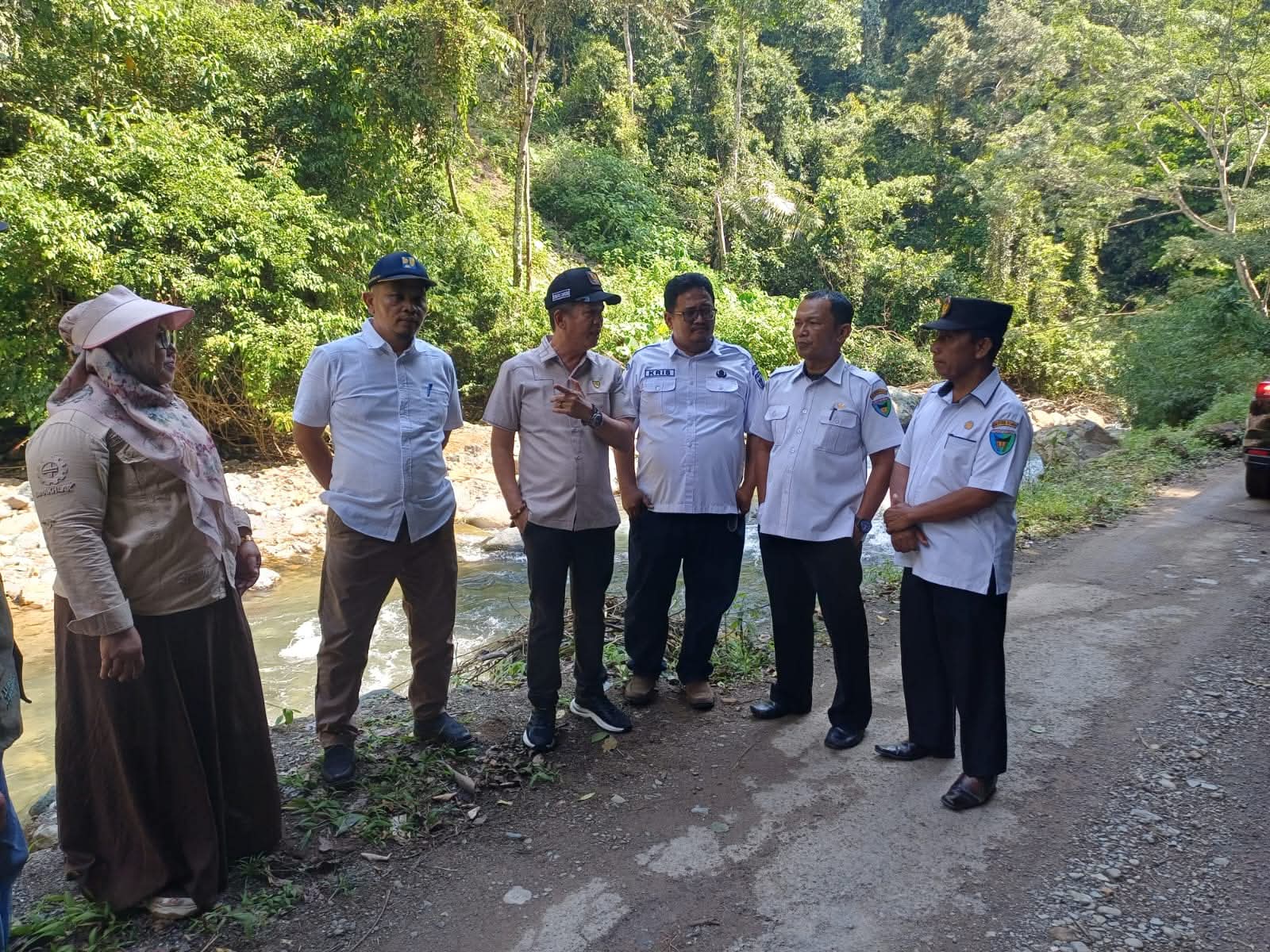 Pemerintah Kecamatan IV Nagari Bayang Utara Dampingi Komisi III DPRD Kabupaten Pesisir Selatan bersama Dinas PUTR Tinjau Pengaspalan Jalan Muaro Aie-Pancuang Taba