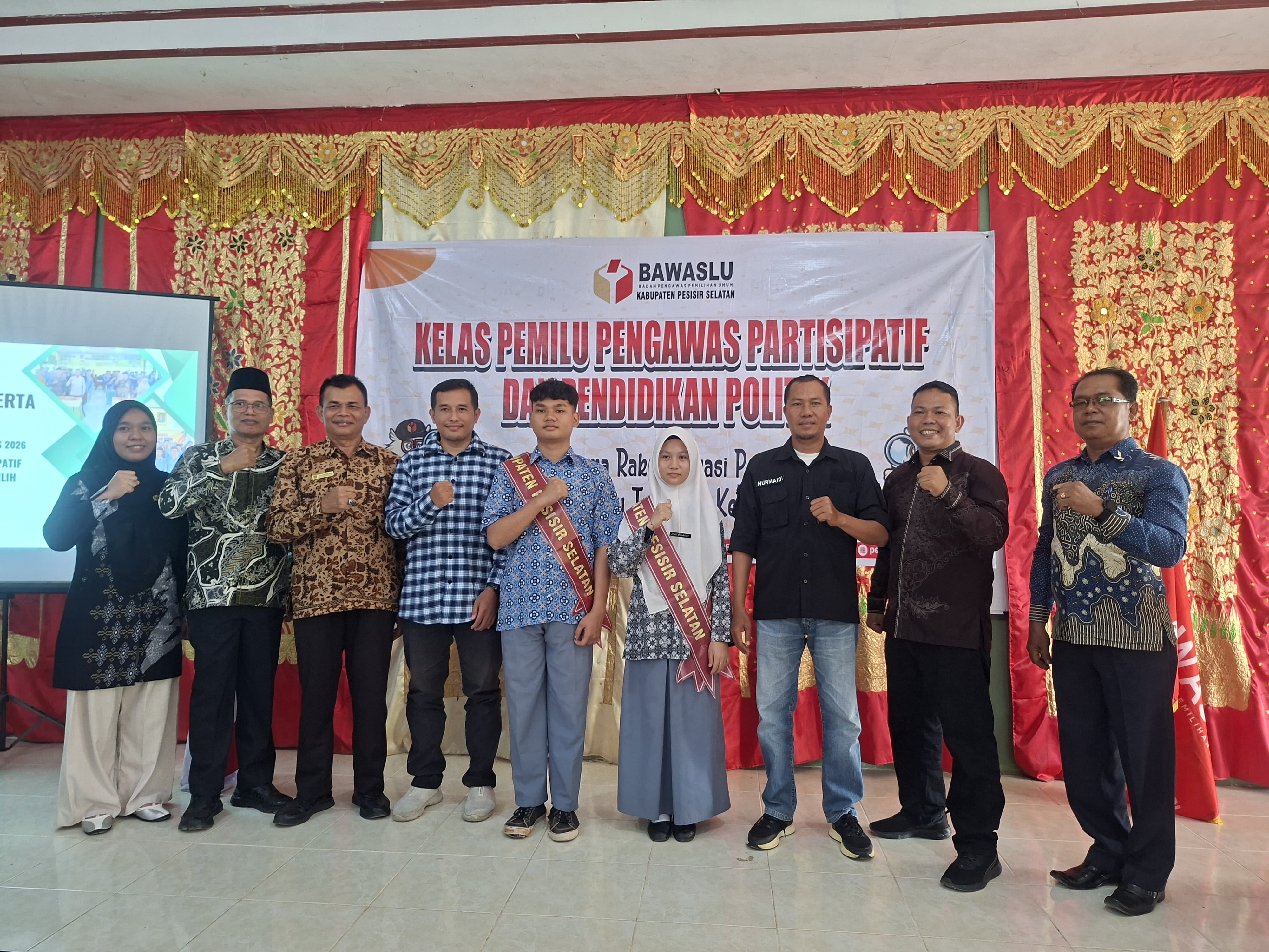 Bawaslu Pessel Kukuhkan Dua Pelajar Jadi Duta PPID, Dorong Generasi Muda Melek Informasi dan Demokrasi