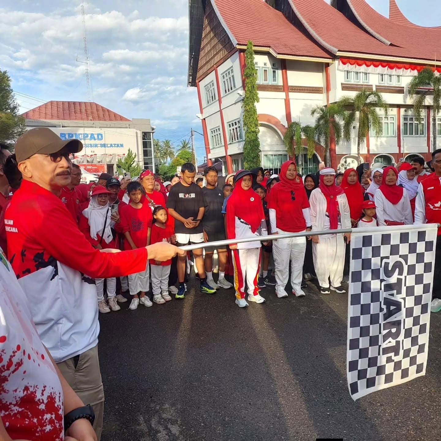 Ribuan Warga Ikuti  Funwalk Meriahkan HUT RI ke-81 di Pesisir Selatan