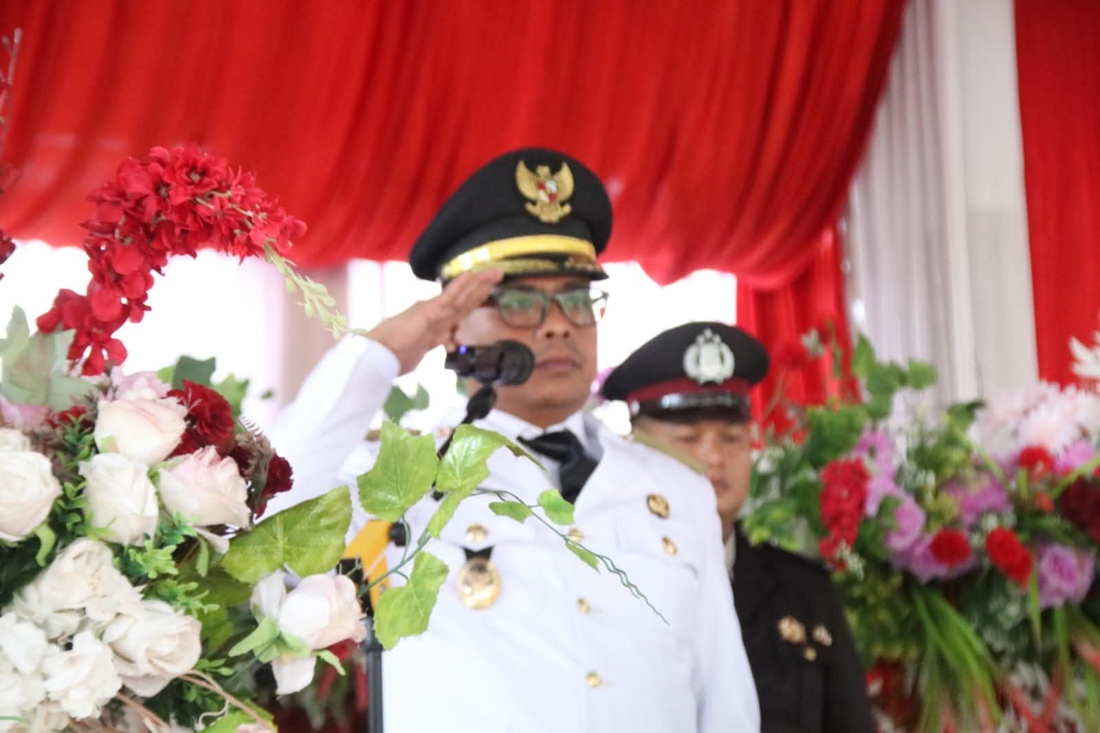 Wakil Bupati Risnaldi Ibrahim Pimpin Penurunan Bendera HUT ke-81 RI di Pessel