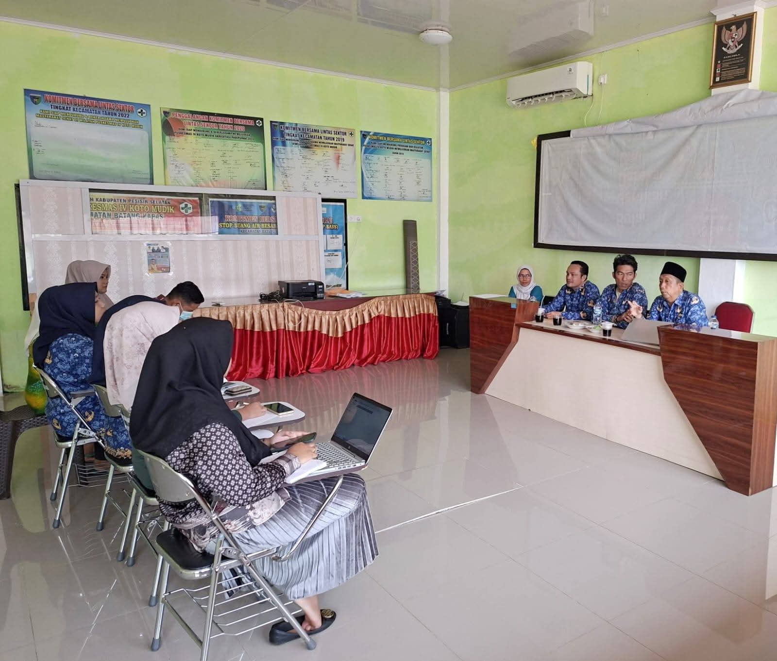 Timker JKN Dinkes PPKB Kabupaten Pesisir Selatan Lakukan Monev Rujukan dan Program Bencana di Puskesmas IV Koto Mudiek