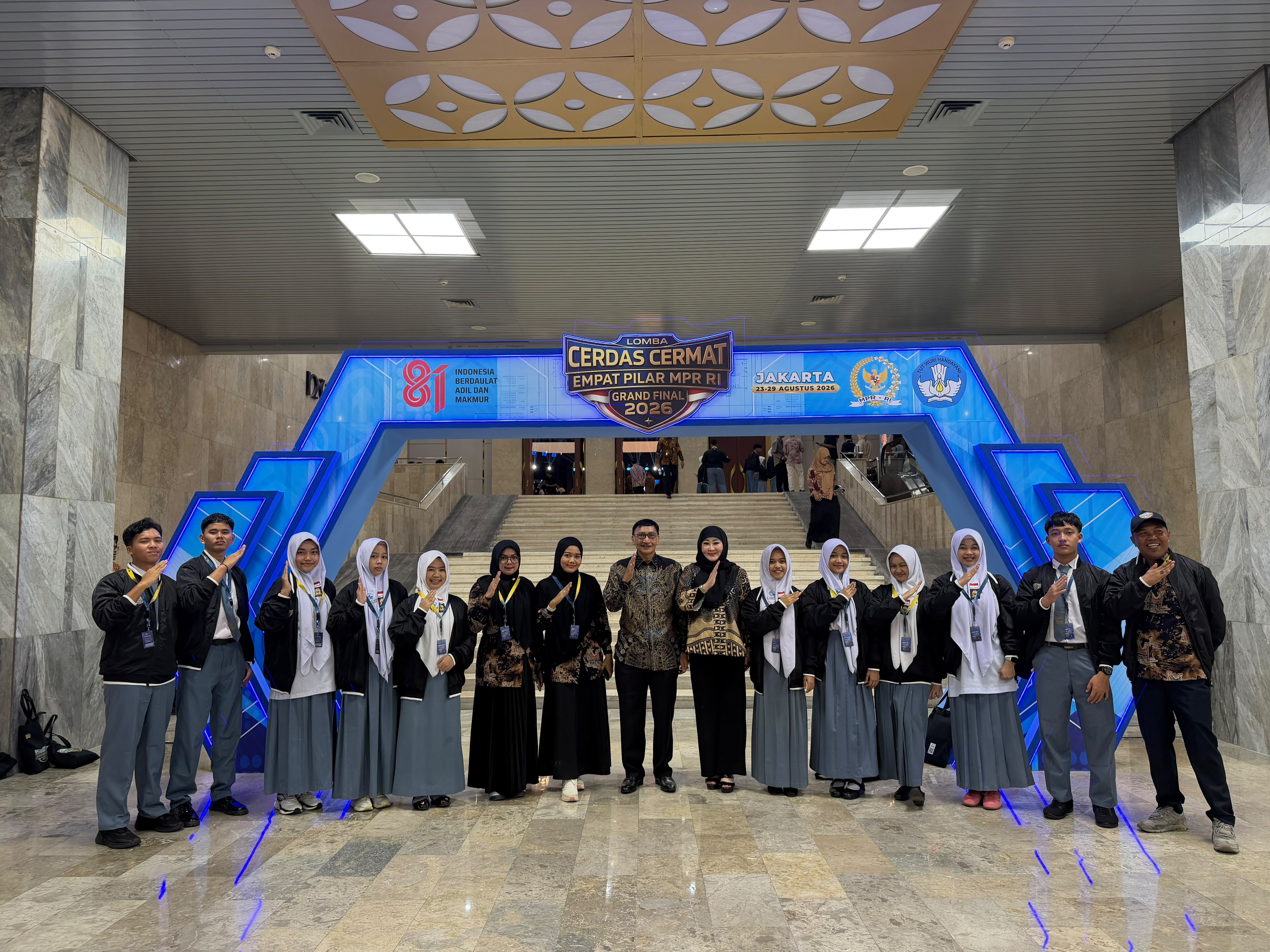 Lisda dan Hendrajoni Beri Semangat Kontingen LCC SMAN 3 Painan di Gedung DPR RI