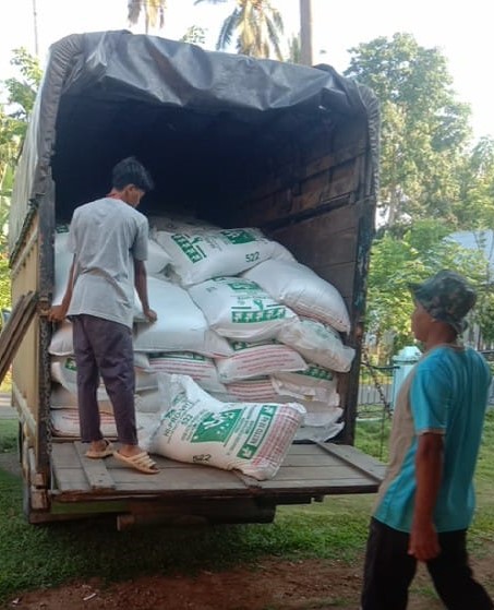 Tiga Keltan Ternak Ayam Petelur Mendapat Bantuan Pakan di Kecamatan Ranah Pesisir