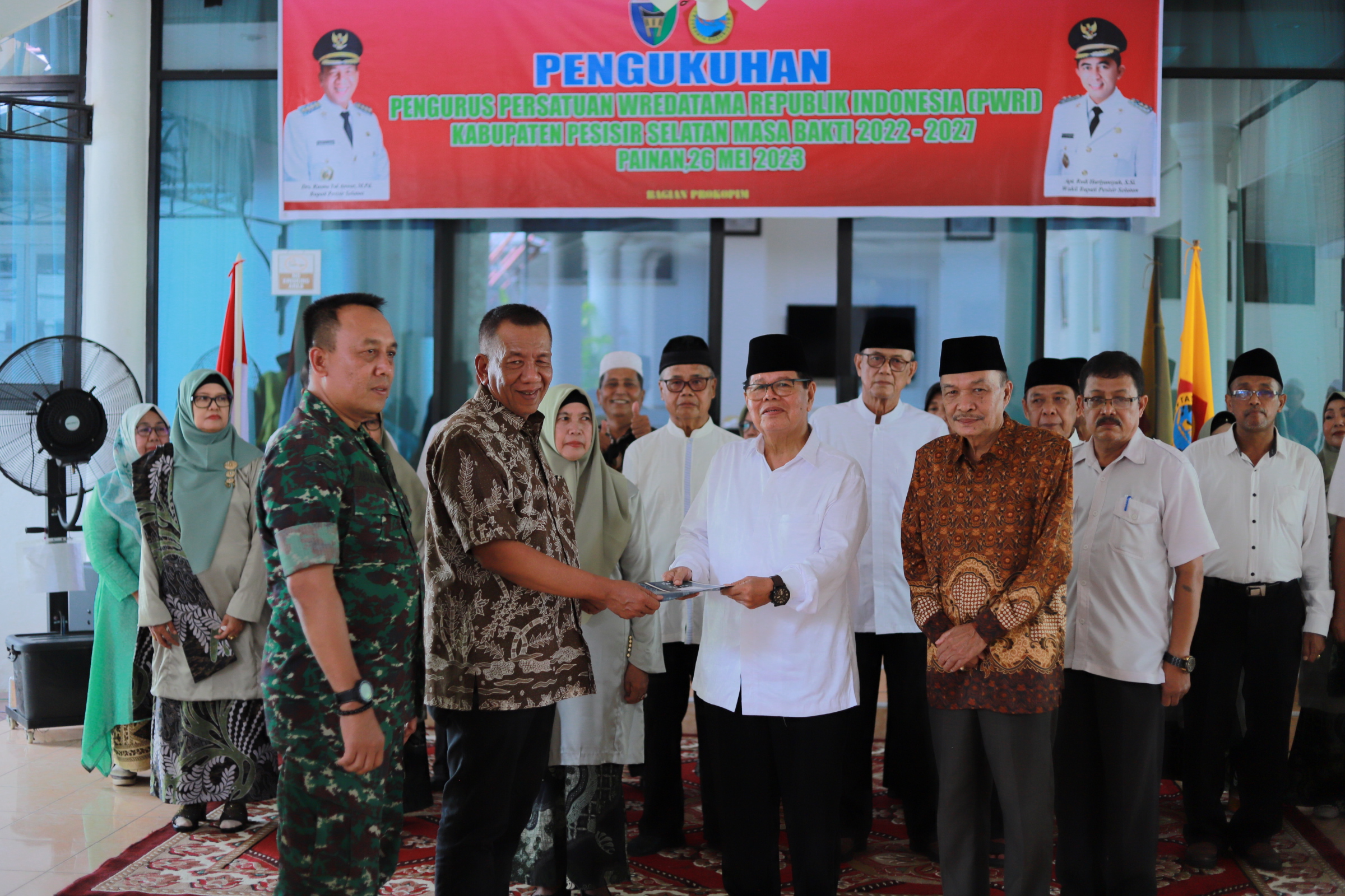 Bupati Pesisir Selatan Melantik Pengurus PWRI Pesisir Selatan Masa Bakti 2022-2027