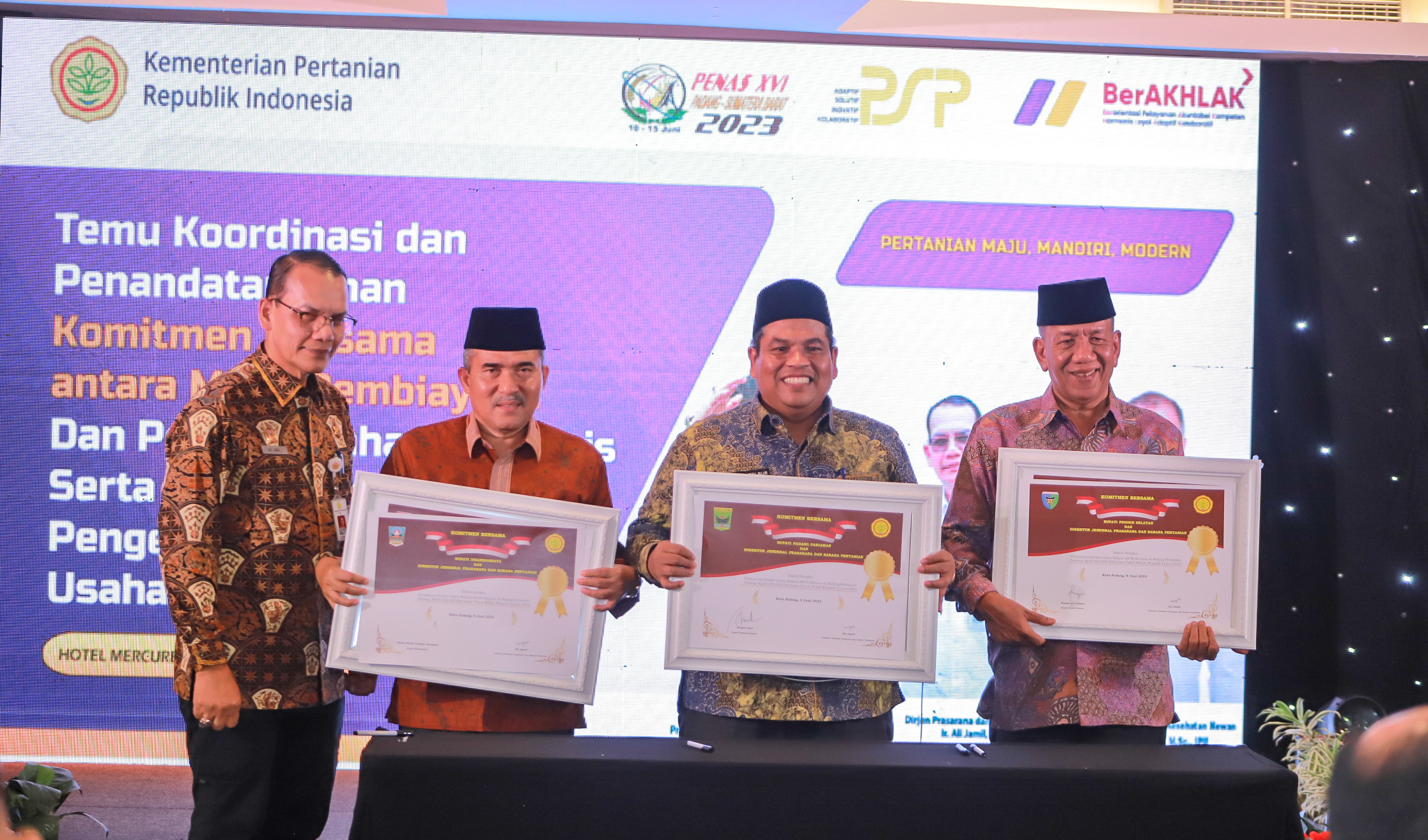 Bupati Pesisir Selatan Hadiri Penandatanganan Komitmen Bersama dan Penyerahan Simbolis KUR di Sektor Pertanian.