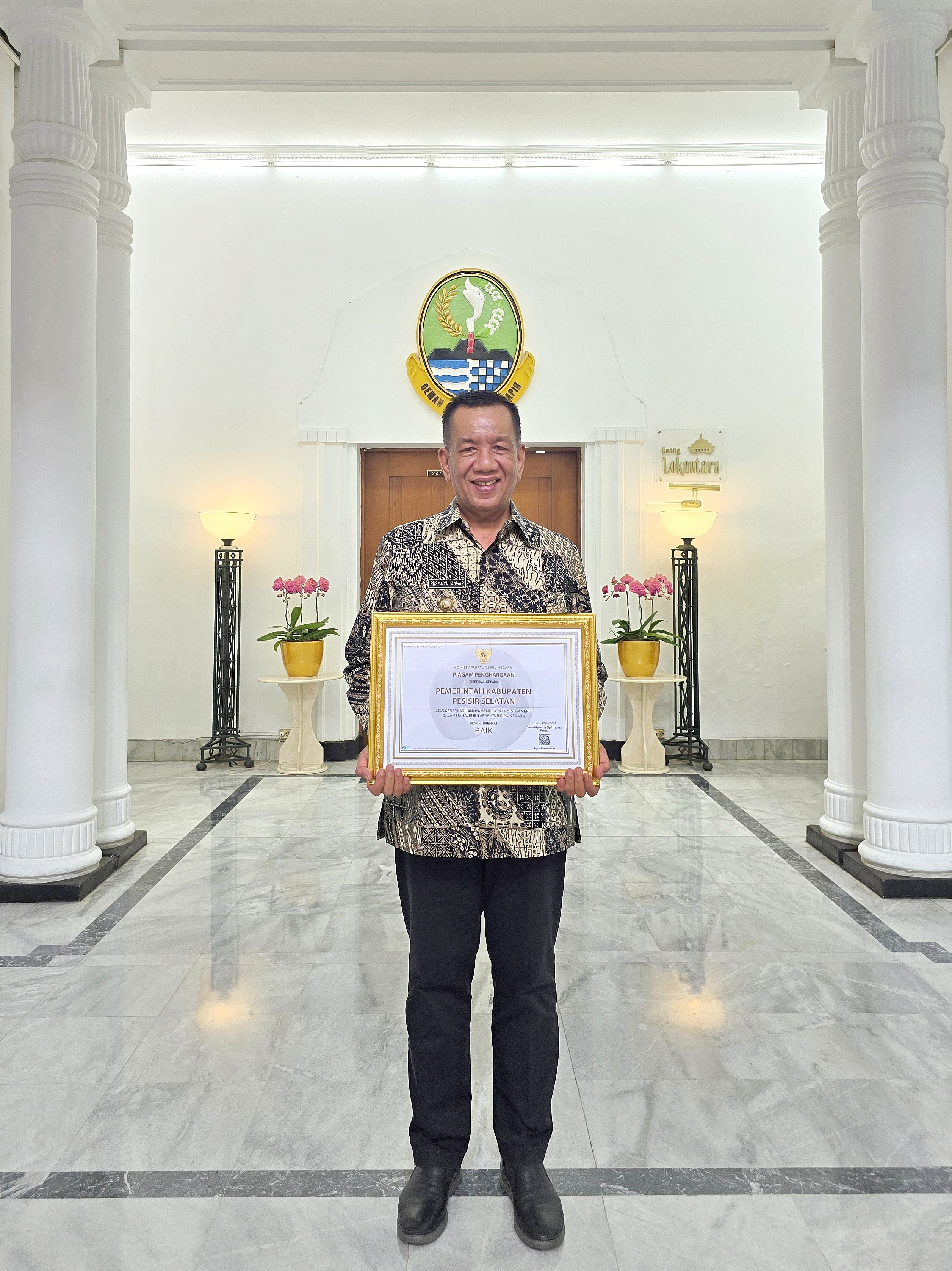 Bupati Pesisir Selatan Terima Penghargaan Sistem Merit dari KASN