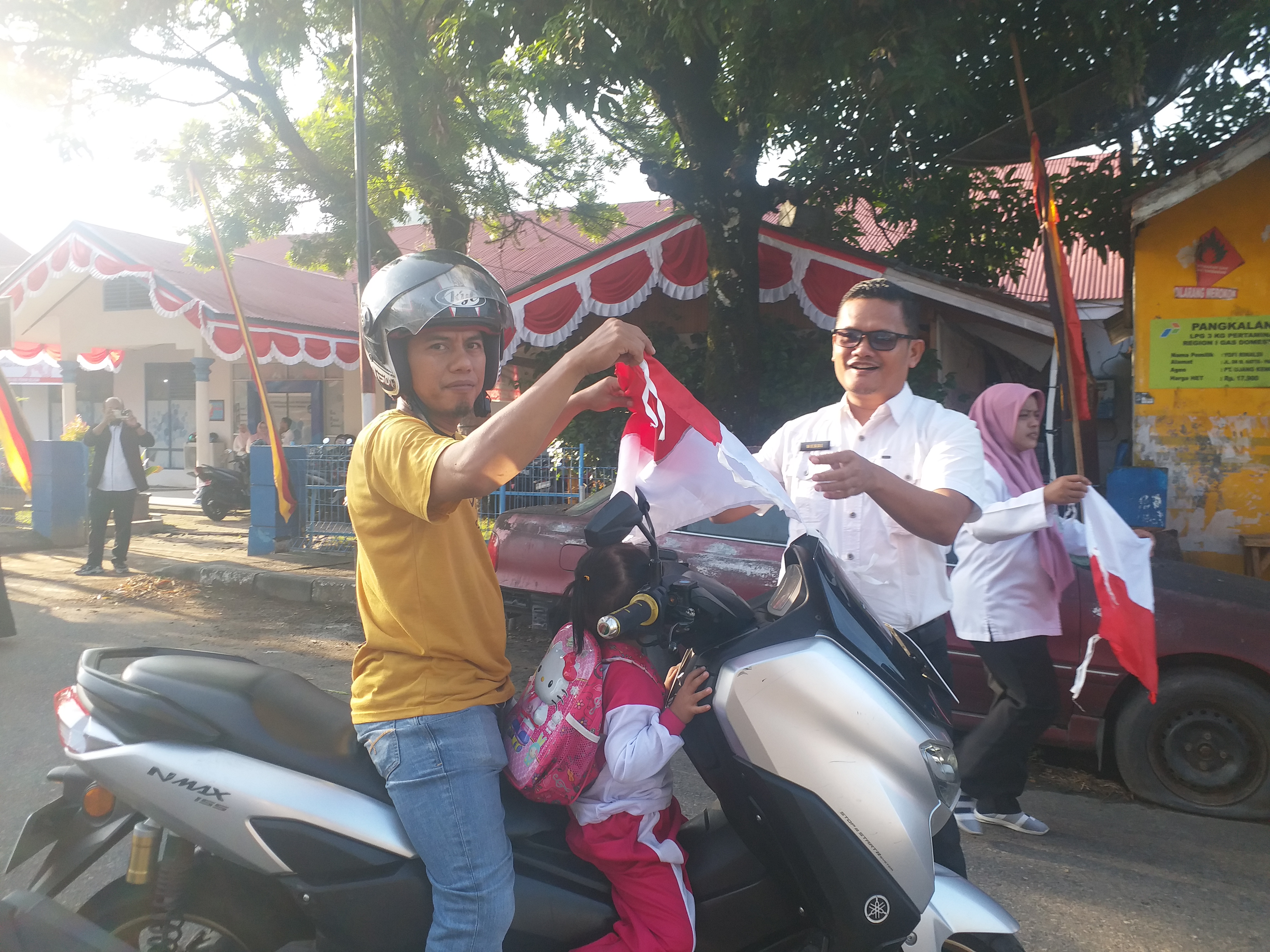 Semarakan HUT Ke-79 Kemerdekaan RI 2024,  Diskominfo Pessel Bagikan Merah Putih Kepada Warga Kota
