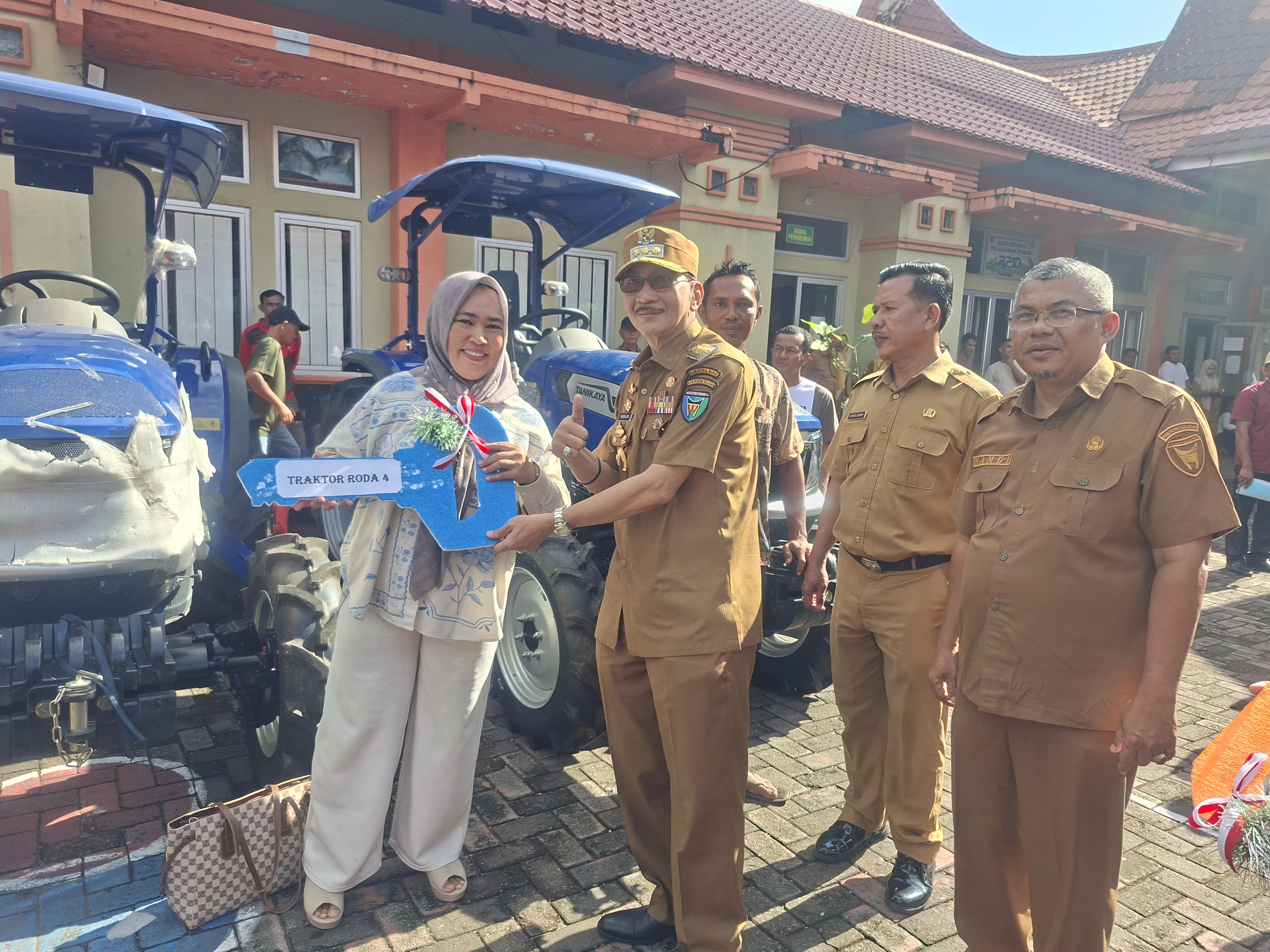 Bupati Hendrajoni Serahkan Bantuan Traktor untuk Tingkatkan Produktivitas Pertanian Pesisir Selatan
