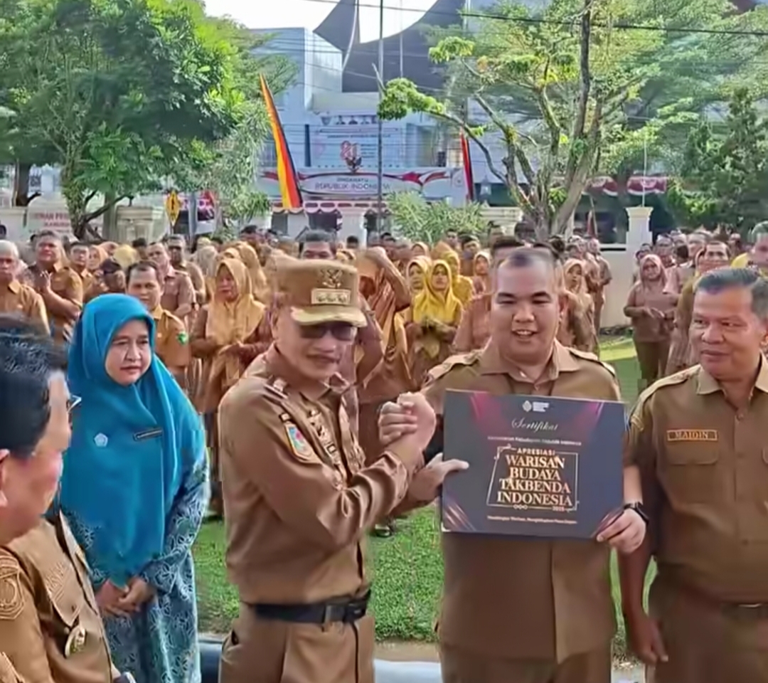 Bupati Hendrajoni Serahkan Penghargaan WBTB kepada Kadis Pariwisata, Pemuda Olahraga dan Kebudayaan