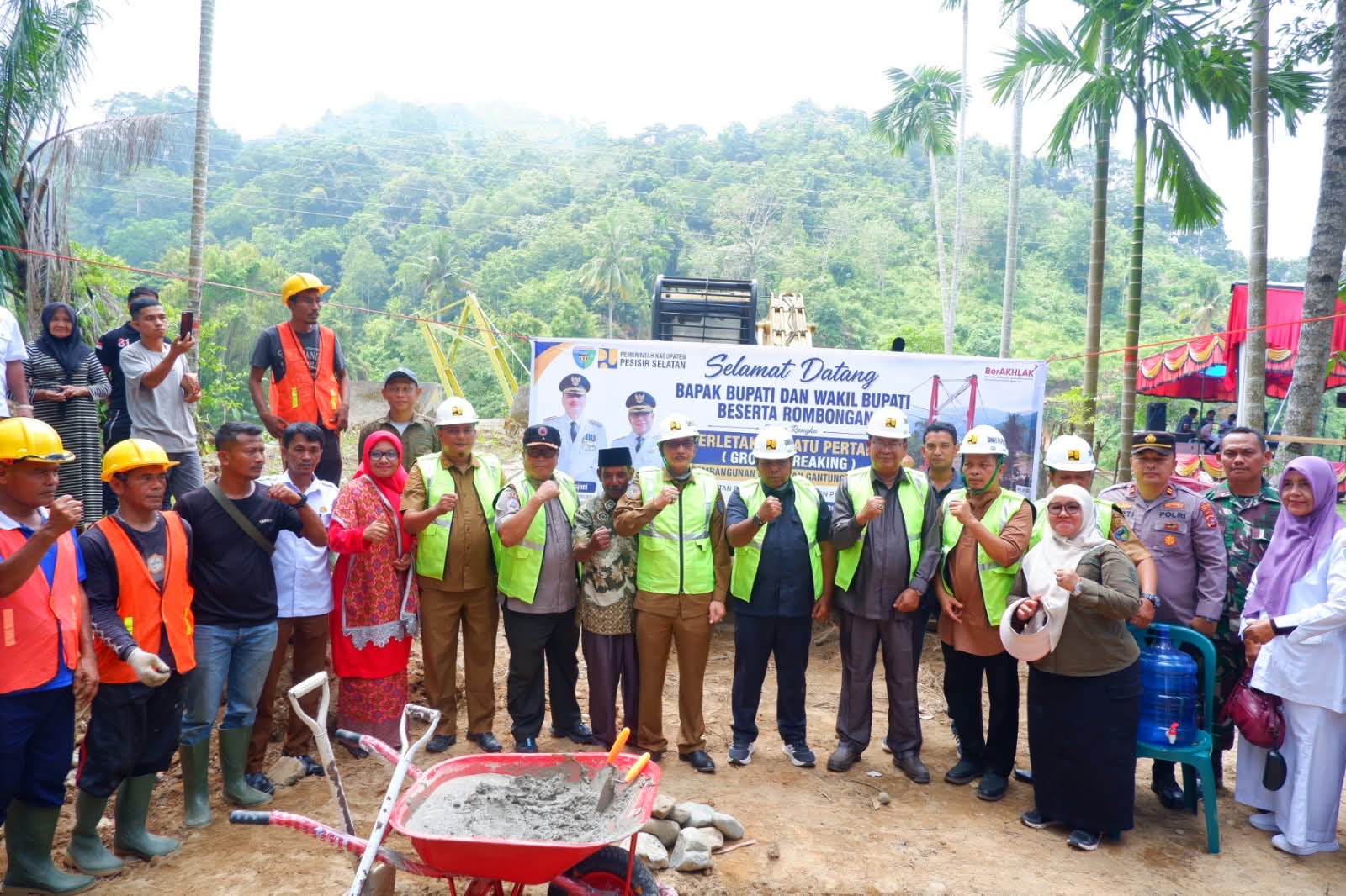 Bupati Pessel Hendrajoni Resmi Mulai Pembangunan Jembatan Gantung Inunang Senilai Rp3,5 Miliar di Batang Kapas