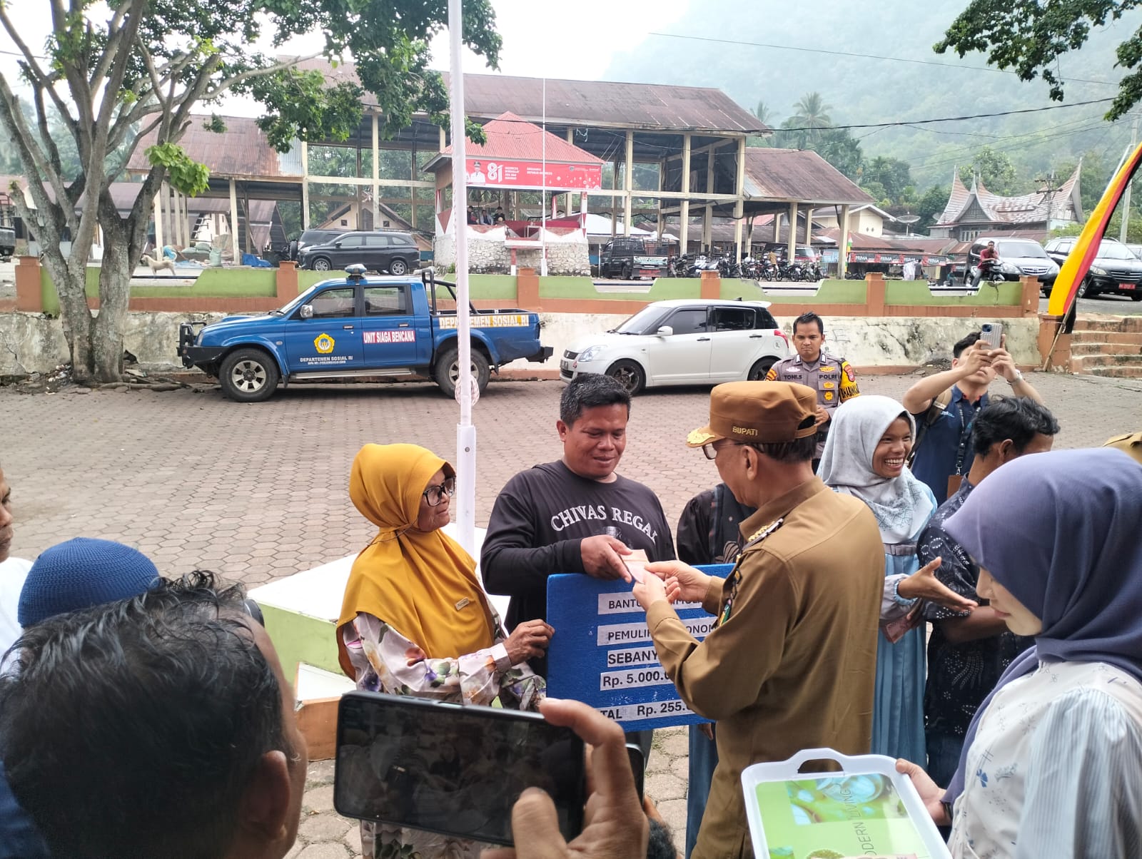 Masih Bertahan di Huntara, 51 Keluarga di Bayang Utara Terima Bantuan Rp5 Juta