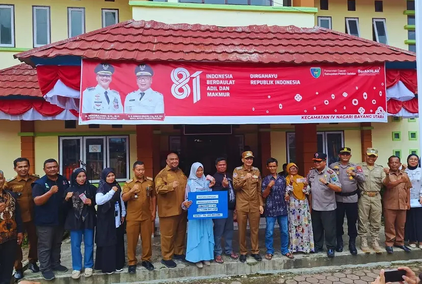 Bupati Hendrajoni Salurkan BLT PBB Rp255 Juta dan Tinjau Calon Lokasi Huntap di Bayang Utara