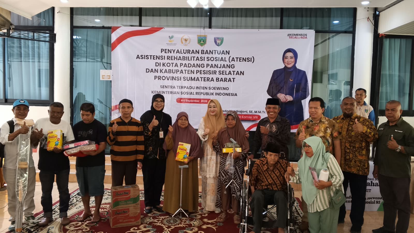 Lisda Hendrajoni Salurkan Bantuan ATENSI Rp563 Juta untuk 233 Penerima Manfaat di Pesisir Selatan