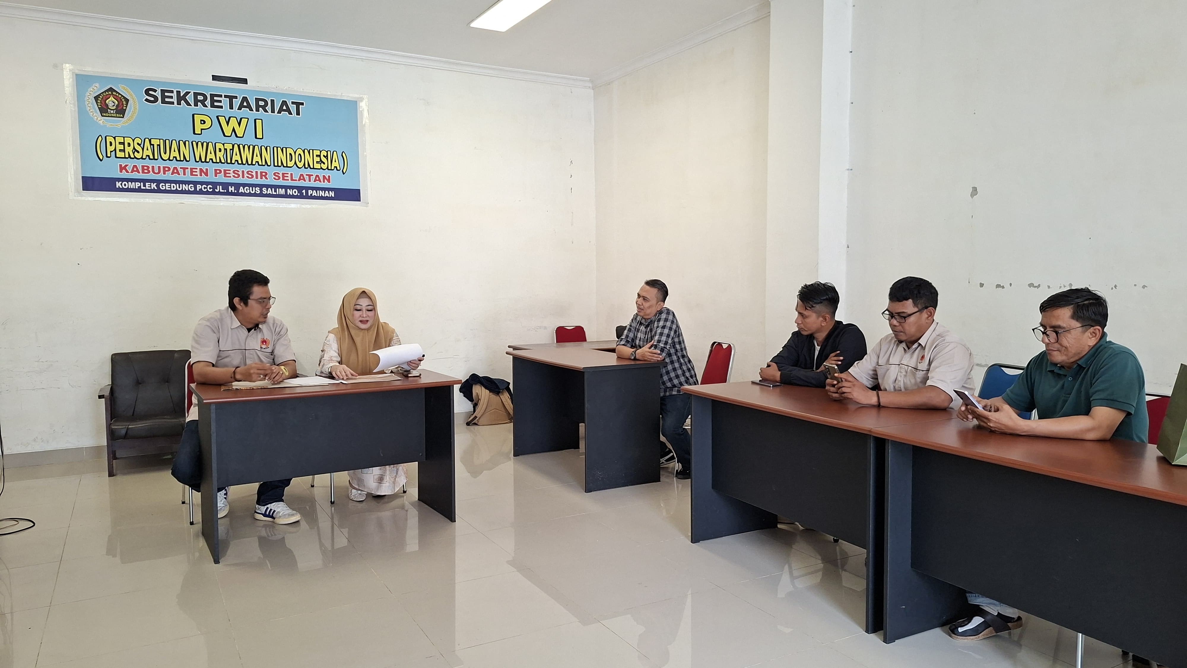 Lisda Hendrajoni Sambangi Sekretariat PWI Pessel, Dorong Pers Tetap Profesional dan Independen