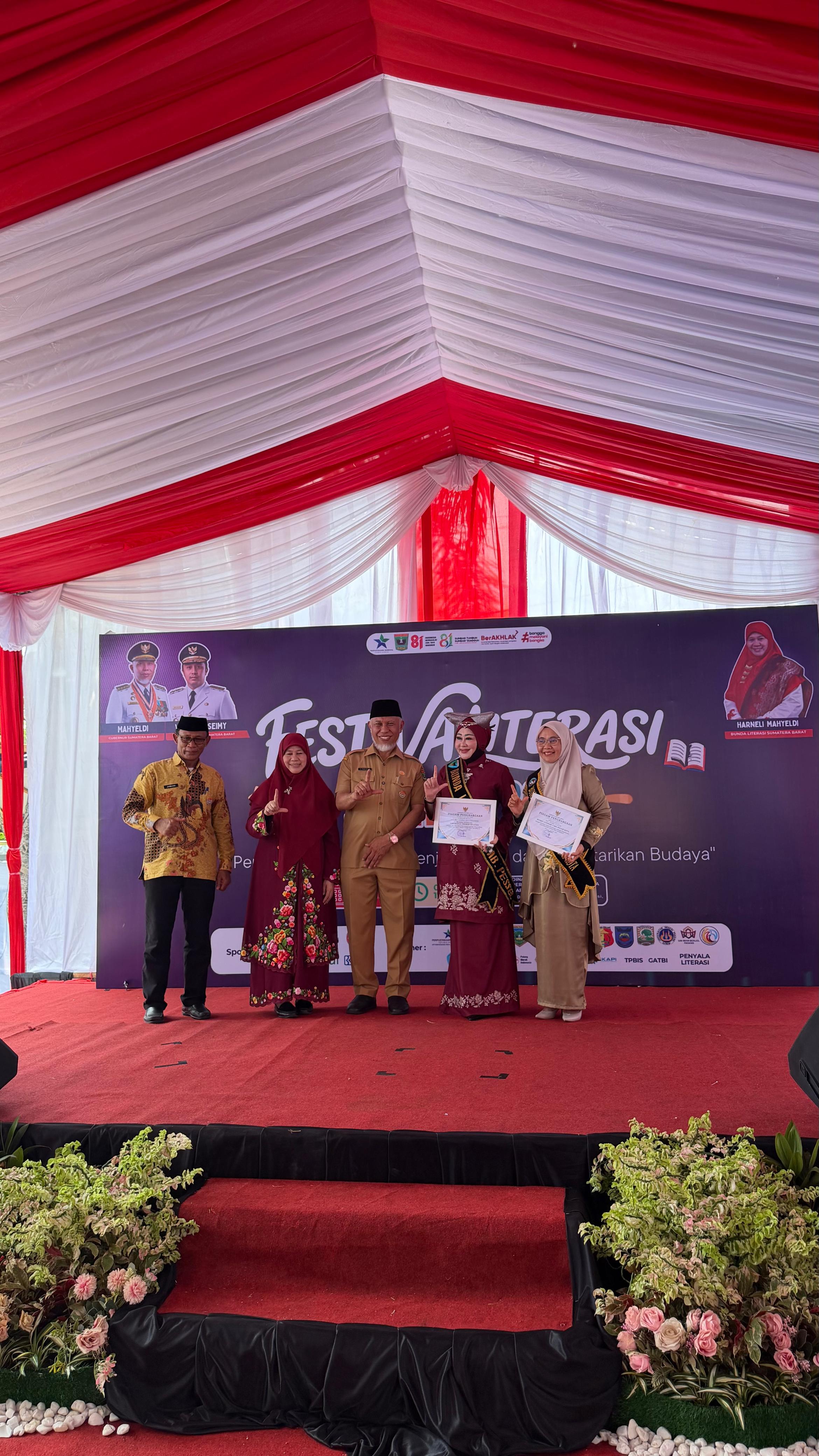 Lisda Hendrajoni Raih Apresiasi Gubernur Sumbar di Festival Literasi Daerah 2026