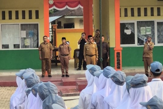 Wabup Pessel Jadi Pembina Upacara di SMA 2 Batang Kapas, Tekankan Disiplin dan Karakter Generasi Muda