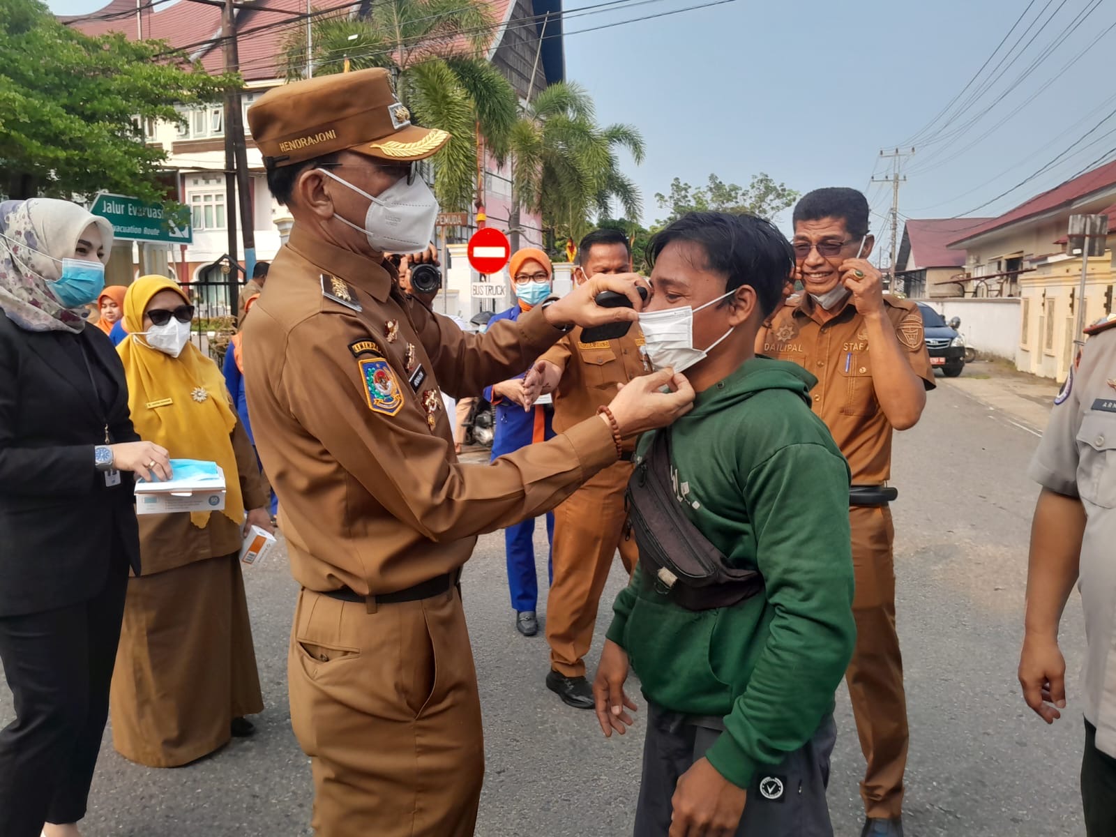 Bupati Hendrajoni Bersama Bank Nagari Bagikan 16 Ribu Masker kepada ASN dan Masyarakat di Painan