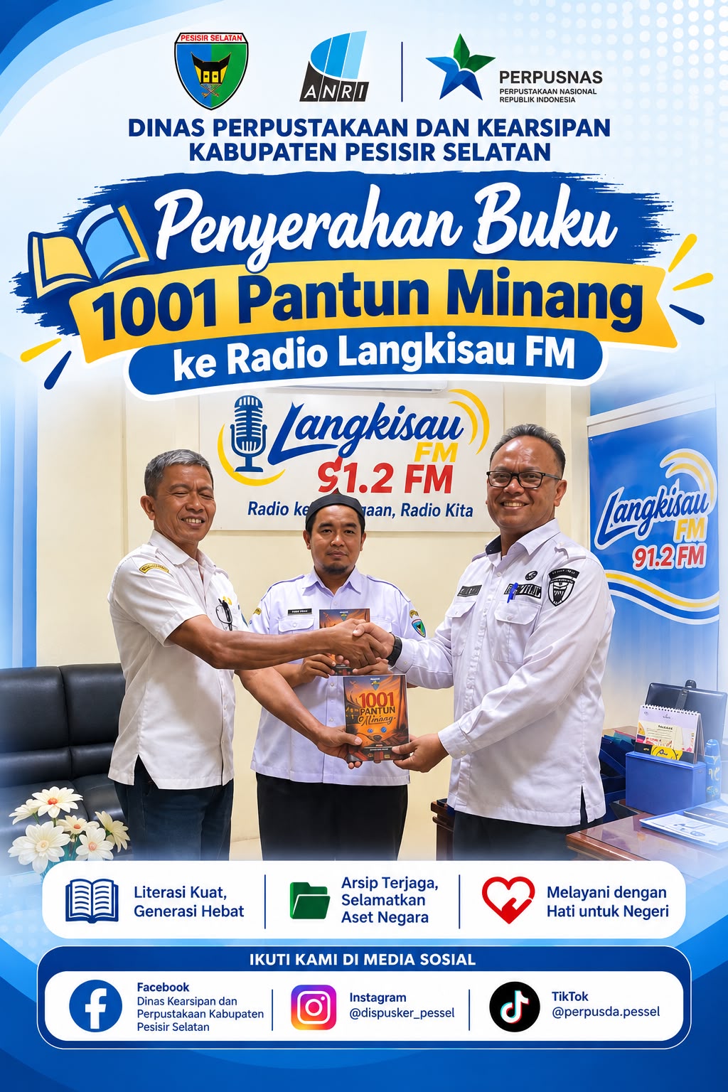 Dinas Perpustakaan Serahkan Buku 1001 Pantun Minang kepada Langkisau FM