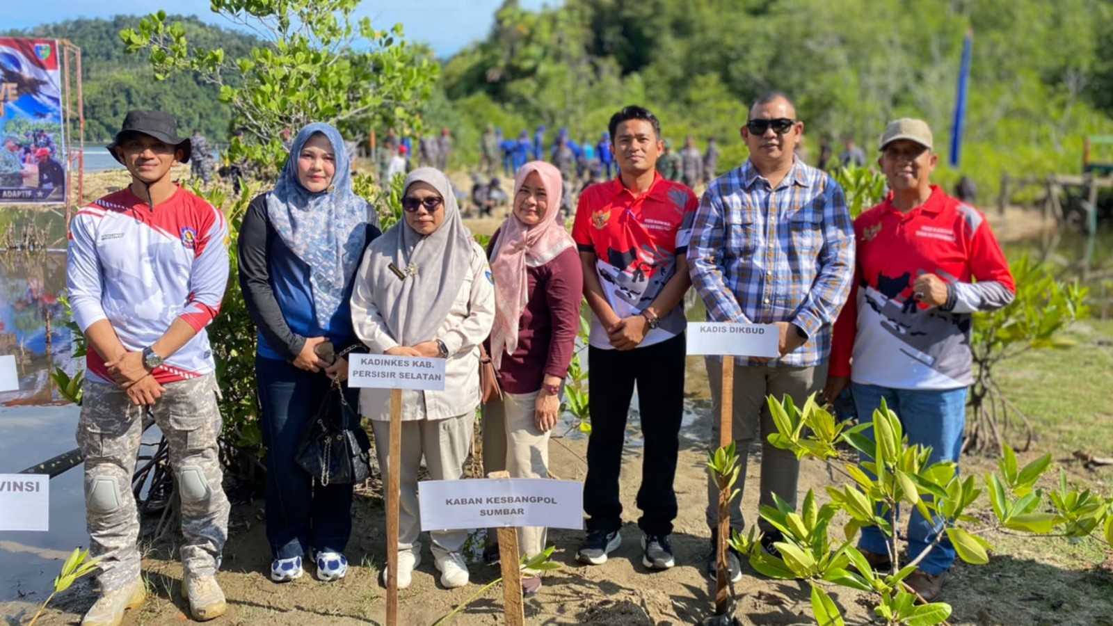 Tanam Mangrove hingga Bakti Kesehatan, Satpol PP-Damkar Pessel dan Kodaeral II Perkuat Kepedulian Pesisir
