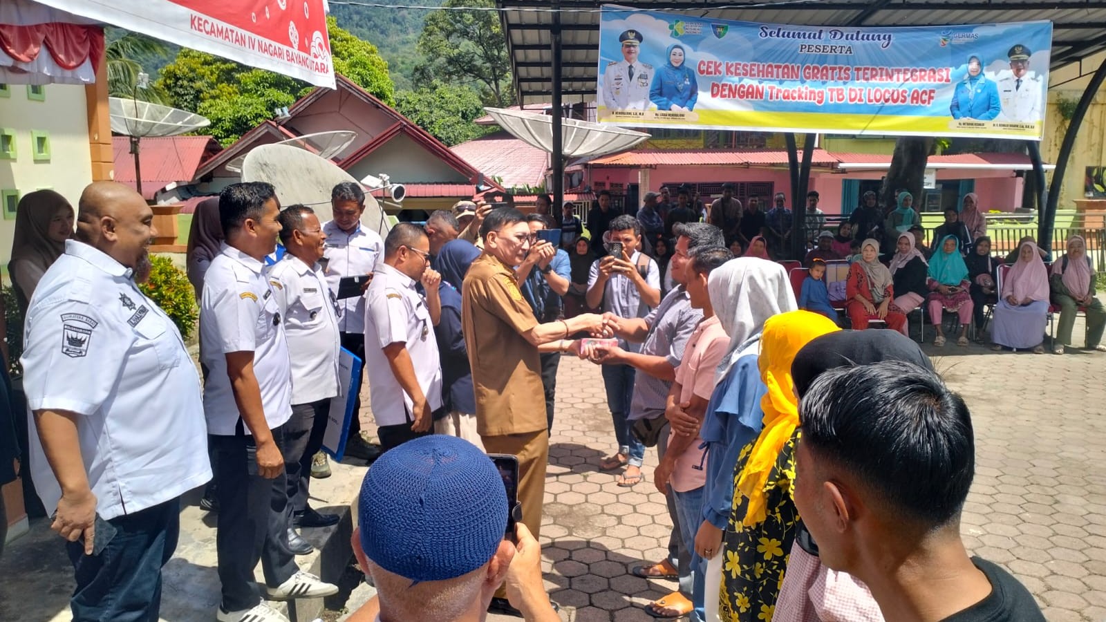 Bupati Hendrajoni Salurkan Bantuan Hunian dan Jaminan Hidup untuk Warga Terdampak Bencana di Bayang Utara