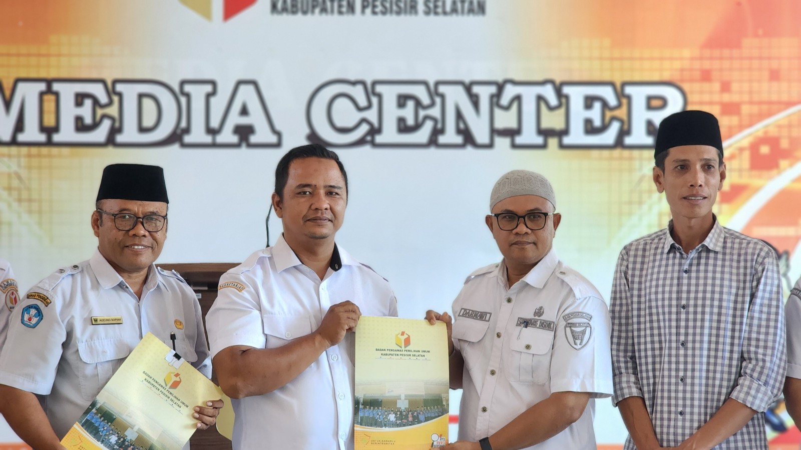 Perkuat Pengawasan Pemilu Partisipatif, Bawaslu Jalin Kerjasama dengan PGRI dan SMAN 1 Koto XI Tarusan