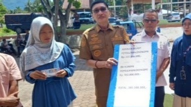 Bupati Pessel Serahkan BLT Jaminan Hidup, 51 KK Terdampak Bencana Terima Bantuan