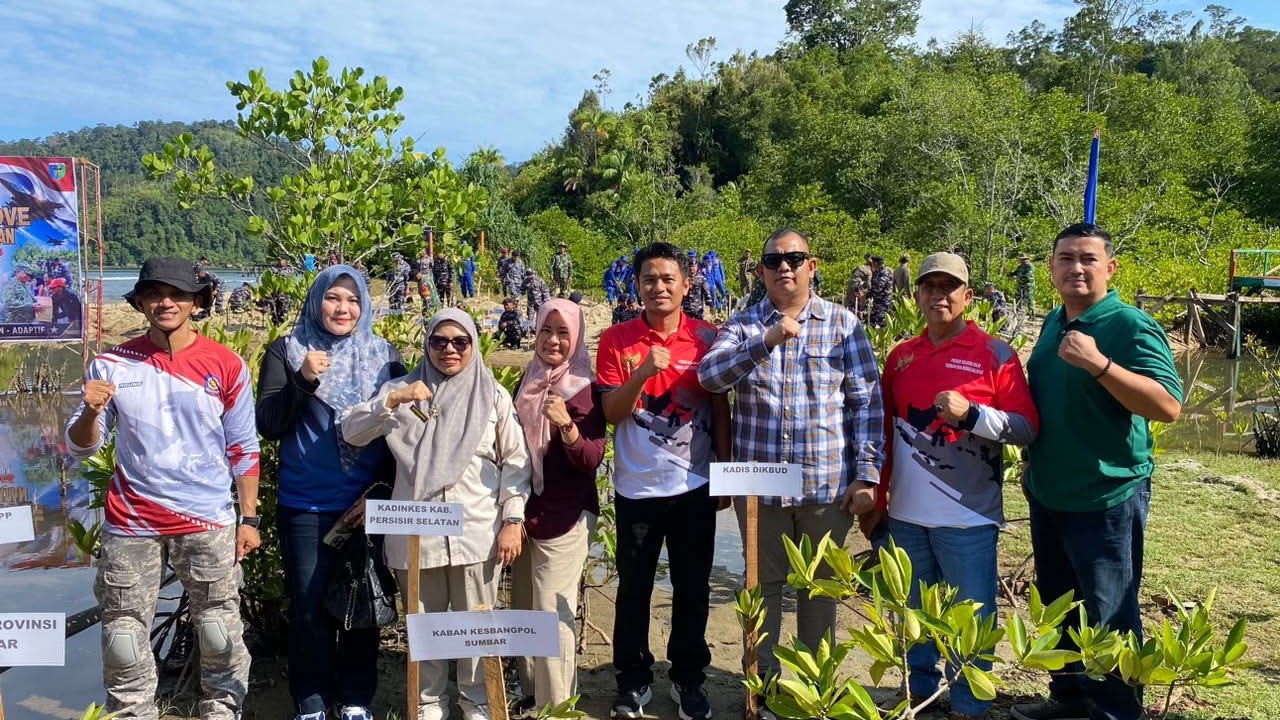 Sambut HUT TNI AL, Dinkes PPKB Pessel dan Puskesmas Tarusan Gelar Cek Kesehatan Gratis di Pantai Manjuto