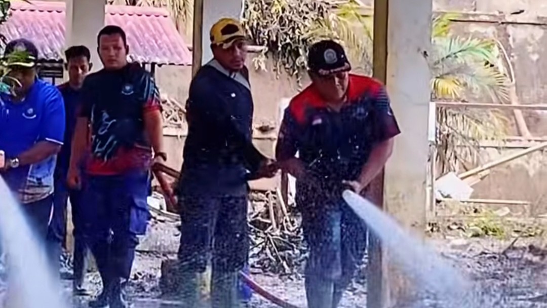 Satpol PP dan Damkar Pessel Turun Bantu Penanganan Galodo di Kabupaten Solok